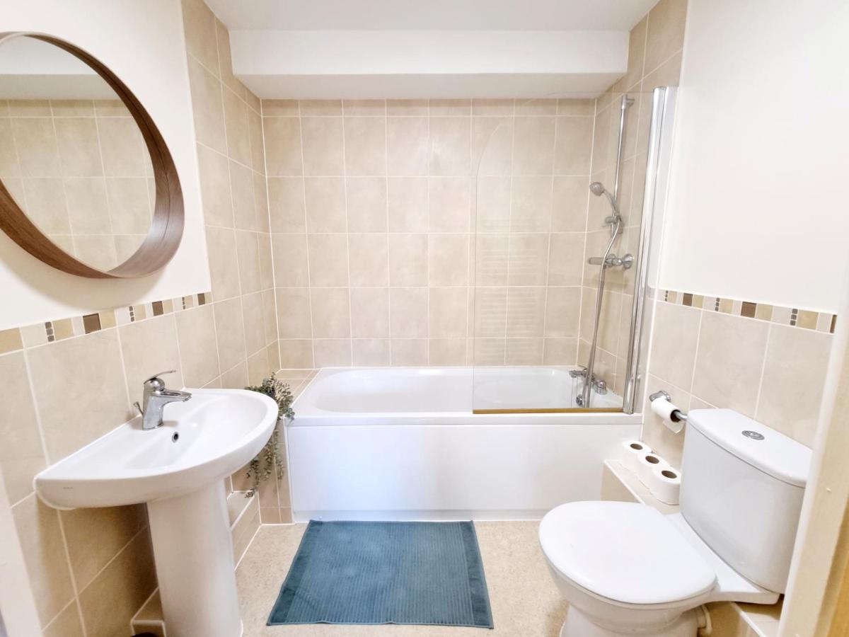 Cityscape Haven: 1 Bedroom Apartment With Terrace And City View Борнмът Екстериор снимка