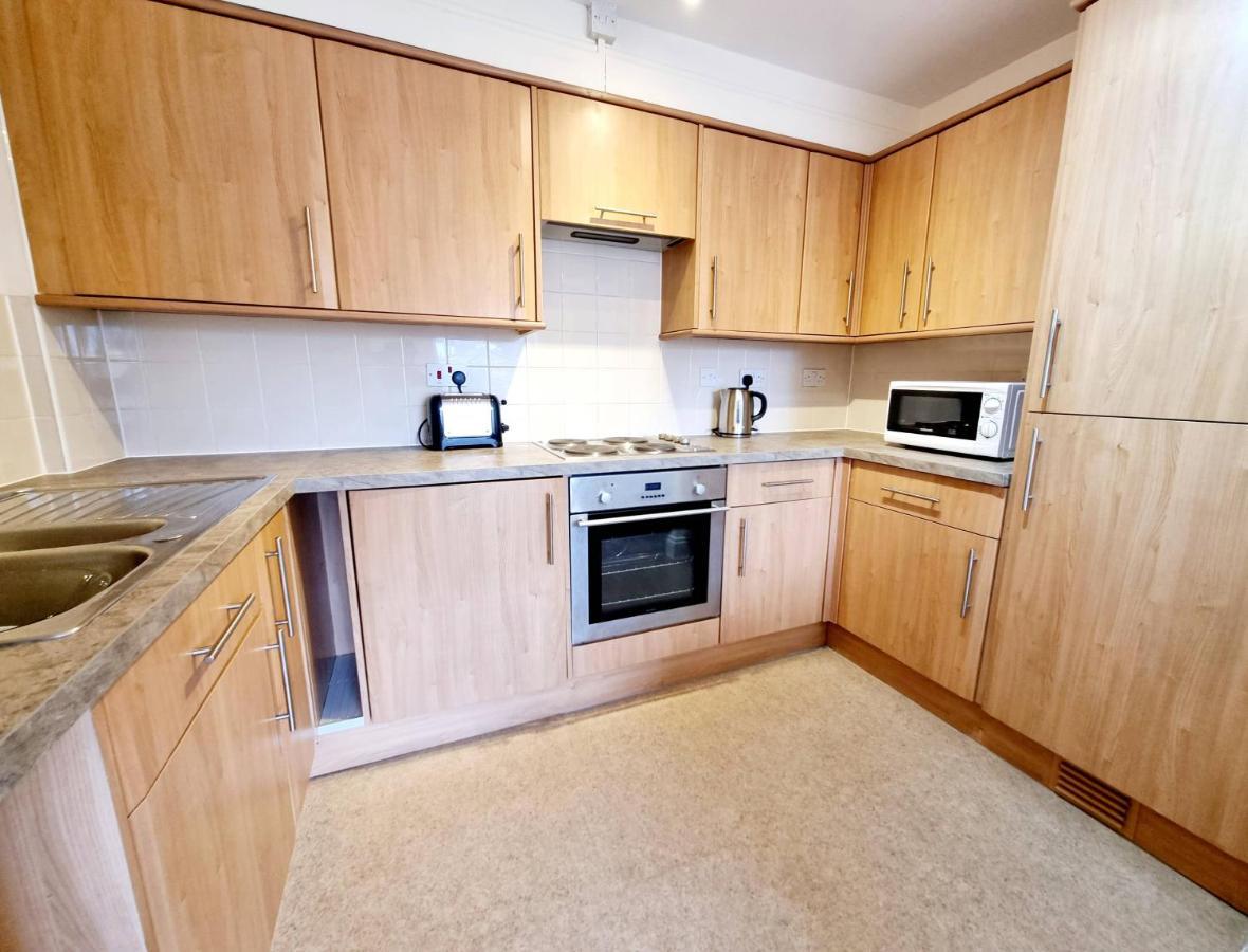 Cityscape Haven: 1 Bedroom Apartment With Terrace And City View Борнмът Екстериор снимка