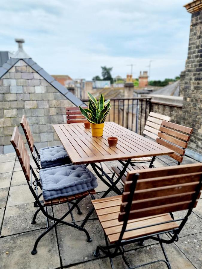 Cityscape Haven: 1 Bedroom Apartment With Terrace And City View Борнмът Екстериор снимка