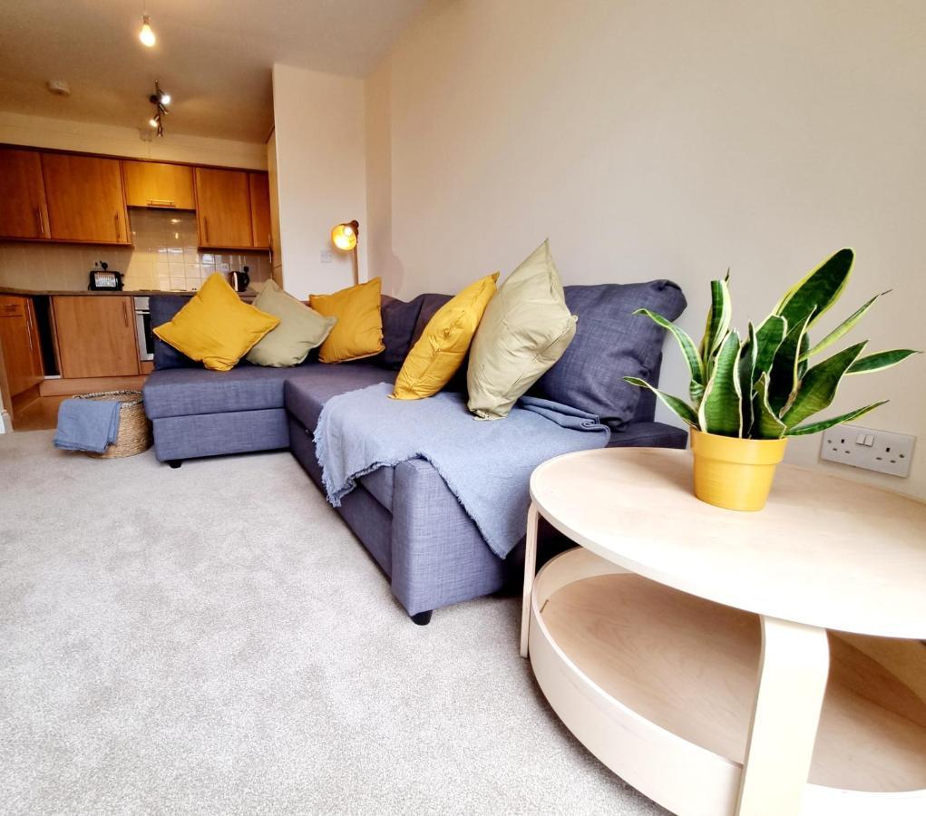 Cityscape Haven: 1 Bedroom Apartment With Terrace And City View Борнмът Екстериор снимка