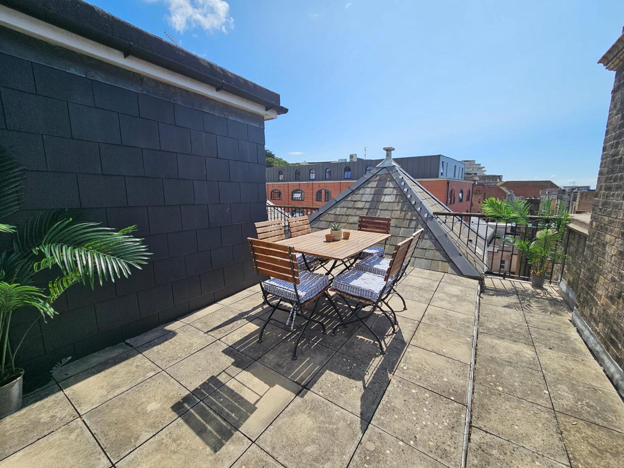 Cityscape Haven: 1 Bedroom Apartment With Terrace And City View Борнмът Екстериор снимка