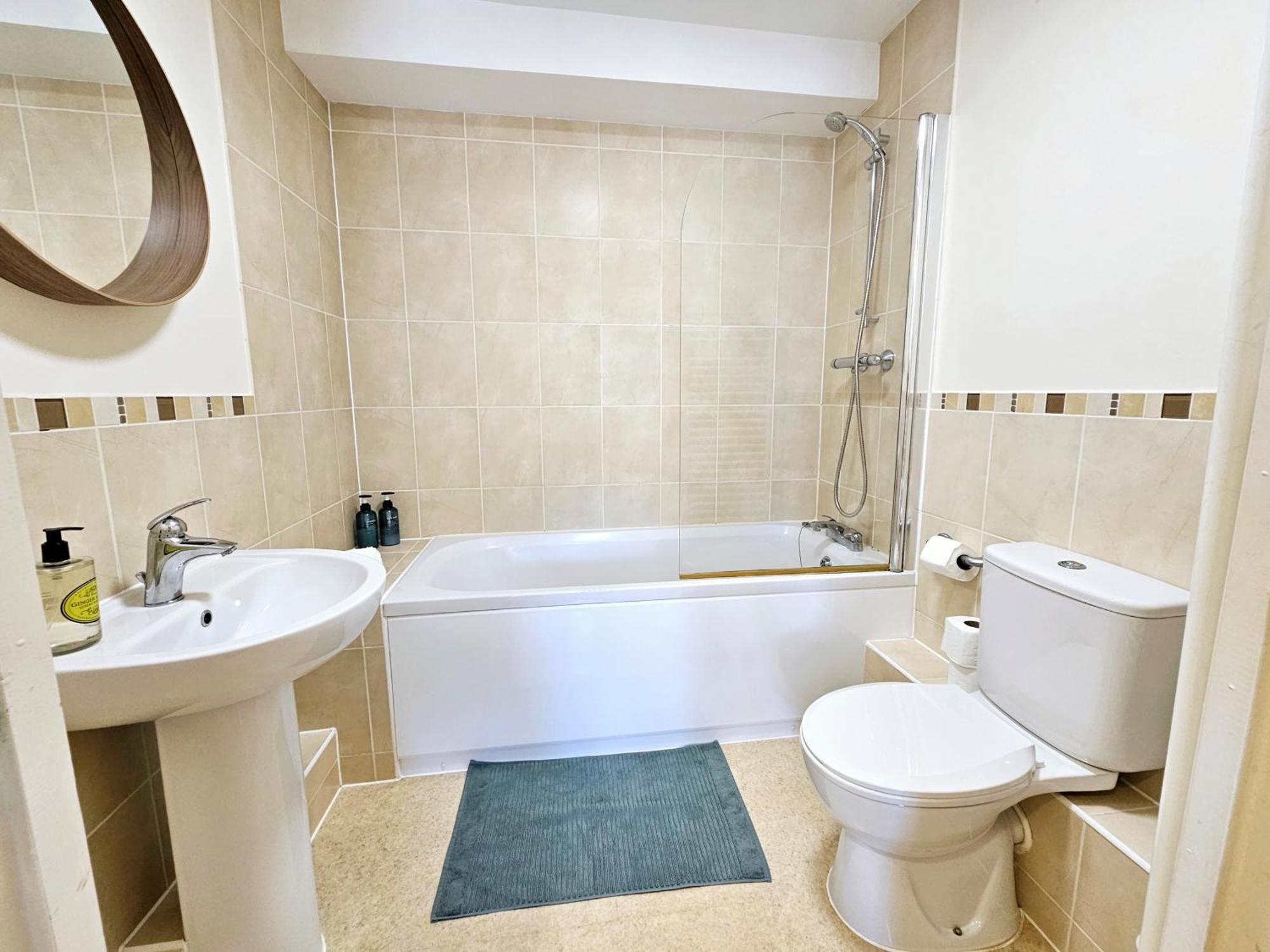 Cityscape Haven: 1 Bedroom Apartment With Terrace And City View Борнмът Екстериор снимка